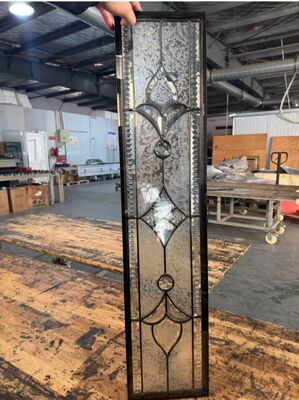 様々なドアスタイルにフィットするカスタマイズ可能なドアガラスインサート。エレガントさと視認性を向上させます。